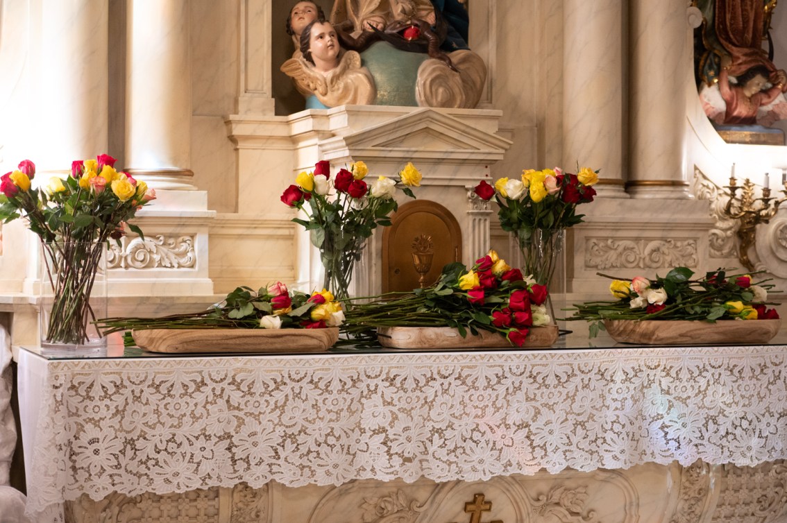 altar with roses